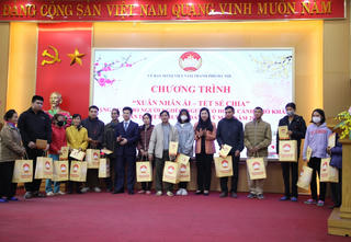 Chương trình 'Xuân nhân ái - Tết sẻ chia': Tặng 100 phần quà cho người dân huyện Sóc Sơn