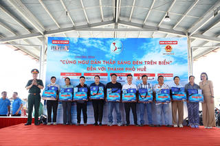 Cùng ngư dân TP Huế thắp sáng đèn trên biển