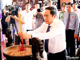 Chủ tịch Quốc hội dâng hương tưởng nhớ cố Chủ tịch HĐBT Phạm Hùng, cố Thủ tướng Võ Văn Kiệt