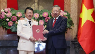 Tổng Bí thư trao quyết định thăng quân hàm cho lãnh đạo Công an, Quân đội