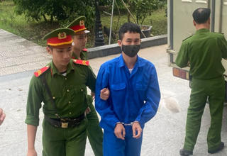 Hoãn xét xử đối tượng sát hại cô gái 17 tuổi, phân xác phi tang xuống sông Hồng