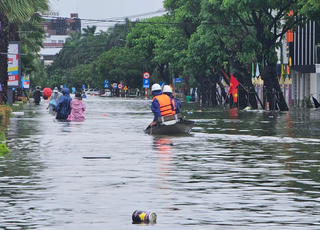 Ghe thuyền 'lên phố', ô tô phải nhờ đến xe cứu hộ để vượt lũ