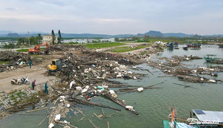 Quảng Ninh: Gian nan xử lý rác trôi nổi sau bão