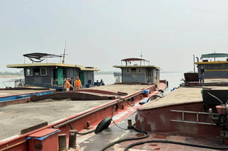 Công an Hà Nội bắt 3 tàu vận chuyển gần 1.000 m3 cát không rõ nguồn gốc