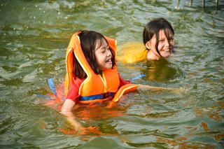 Dân ngoại thành Hà Nội chi 1,3 tỷ đồng 'biến' ao làng thành bể bơi miễn phí