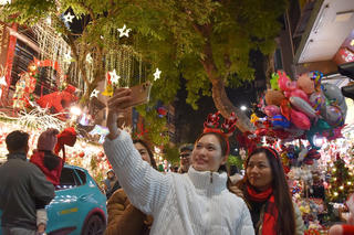 Đón Giáng sinh sớm trên phố Hàng Mã