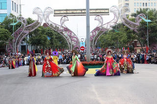 Sôi động lễ hội diễu hành đường phố Đồng Hới