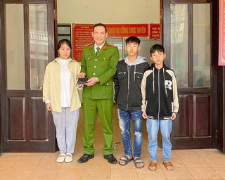 Quảng Ninh: Hai học sinh lớp 7 nhặt được của rơi trả lại người mất