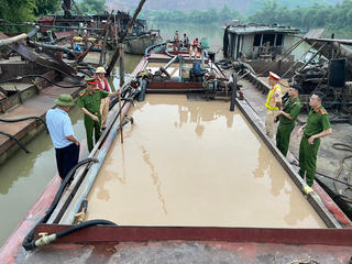 Bắc Giang: Bắt giữ tàu khai thác cát trái phép với số lượng lớn