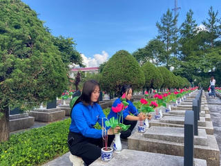 Hàng trăm bạn trẻ dọn vệ sinh, dâng hương tại nghĩa trang liệt sĩ tỉnh Lai Châu