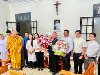 Mặt trận Khánh Hòa thăm một số cơ sở Công giáo nhân Lễ Phục sinh