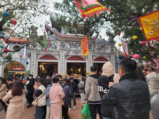 Người dân đến Phủ Tây Hồ chiêm bái ngày vía Thần tài