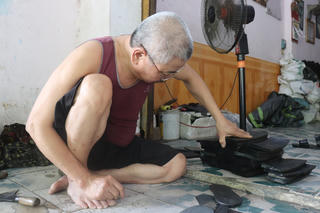[ẢNH] Người làm dép cao su cuối cùng của xứ Thanh