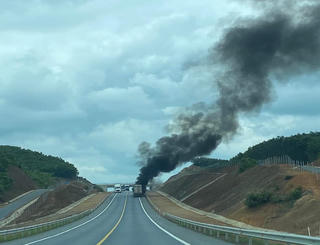 Xe container chở hoa quả bốc cháy trên cao tốc