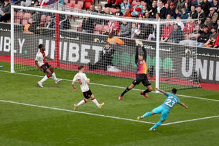 Tottenham hòa cay đắng 3-3 với Southampton