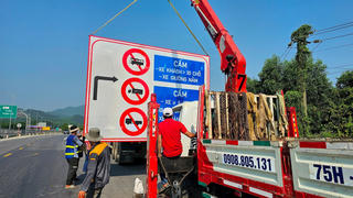 Cắm biển cấm ô tô khách trên 30 chỗ và xe hạng nặng vào cao tốc Cam Lộ - La Sơn