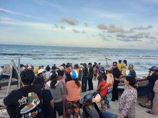 Đi tắm biển, 2 học sinh đuối nước thương tâm