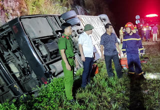 Thừa Thiên - Huế: Xe khách bị lật vào vách núi, 16 người thương vong