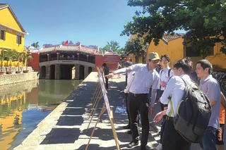 Trùng tu di tích nhìn từ Chùa Cầu - Hội An