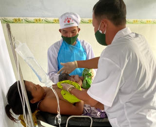 2 quân nhân đỡ đẻ thành công cho sản phụ bị vỡ nước ối