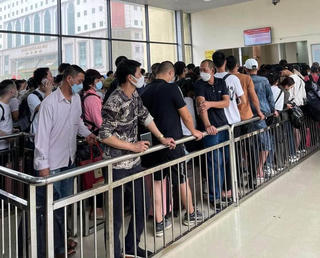 Quảng Ninh: Cửa khẩu Móng Cái đông nghẹt người xuất nhập cảnh