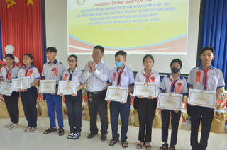 Bạc Liêu: Khen thưởng khuyến tài và trao học bổng cho học sinh có hoàn cảnh khó khăn