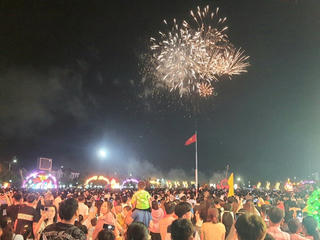 Pháo hoa rực sáng, người dân Tây Nam Bộ tưng bừng đón năm mới