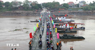 Vụ sập cầu Phong Châu: Lắp đặt lại cầu phao phục vụ người dân đi lại