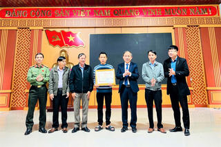 Quảng Nam: Khen thưởng người đàn ông cứu sống 3 học sinh bị lũ cuốn trôi