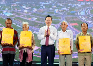 Chủ tịch nước dự giao lưu nghệ thuật "Xuân Biên phòng ấm lòng dân bản"