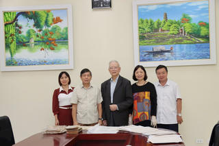 Xét duyệt hiện vật cho Bảo tàng Mặt trận tổ quốc Việt Nam