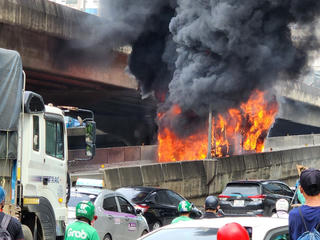 Xe buýt bốc cháy dữ dội trên đường Vành đai 3 trên cao