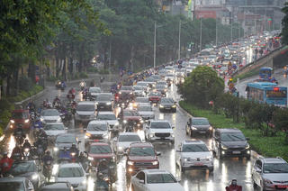 Ảnh hưởng bão số 2, Hà Nội mưa lớn, giao thông ùn tắc kéo dài