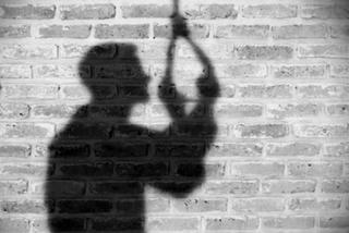 Mẹ đau đớn khi thấy con trai chết trong tư thế treo cổ sau vườn