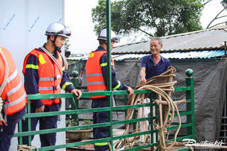 Hà Nội: Neo buộc tàu, thuyền, nhà nổi trên sông Hồng để tránh bão