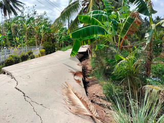 Sụt lún, sạt lở đất “bủa vây”, người dân lo lắng