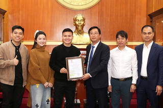 Tuyển thủ Quang Hải ủng hộ Quỹ "Vì người nghèo" Trung ương