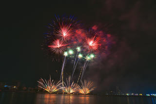  Sông Hàn Đà Nẵng lung linh, rực rỡ sắc màu 'Thế giới không khoảng cách'