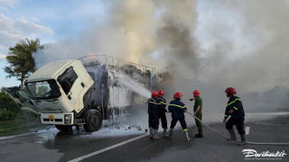 Quảng Ngãi: Xe tải bốc cháy trên quốc lộ 1A