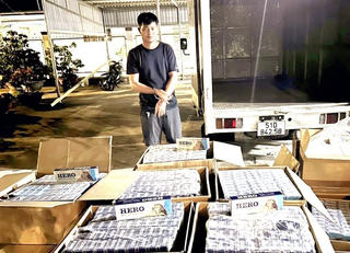 Bắt kẻ dùng xe tải chở hàng chục ngàn bao thuốc lậu