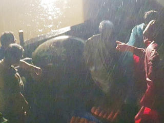 Hà Tĩnh: Kịp thời ứng cứu 2 ngư dân gặp nạn trên biển