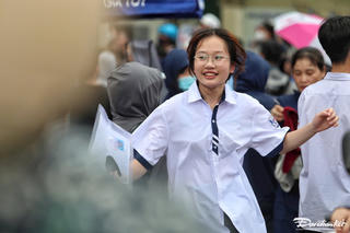 Hoàn thành bài thi Ngữ văn vào 10, thí sinh Hà Nội 'cởi' nỗi lo