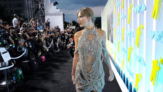 Những bộ cánh rực rỡ đốt cháy 'thảm đen' MTV Video Music Awards 2022