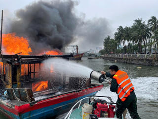 Tàu cá bốc cháy khi đang neo đậu trên sông Nhật Lệ