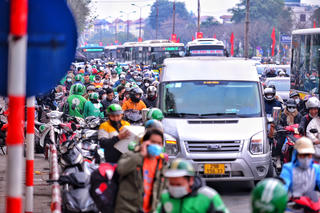 Người dân trở lại Thủ đô sau kỳ nghỉ lễ, đường phố lại ùn ứ kéo dài