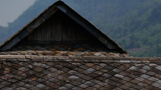 Mái nhà sàn lợp đá của người Thái