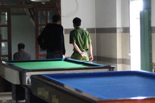 Bắt đối tượng dùng gậy chọc mù mắt, chết não bạn chơi bida