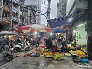 Hà Nội: Vỉa hè ngõ phố trở thành nơi họp chợ