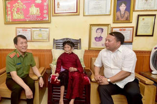 Bộ trưởng Bộ Công an Lương Tam Quang tri ân Mẹ Việt Nam Anh hùng