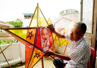 Cụ ông hơn 30 năm say mê làm đèn Trung thu truyền thống